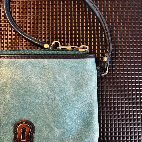 FOSSIL Multicolor Scalloped Design Wristlet - Picture 4 of 10